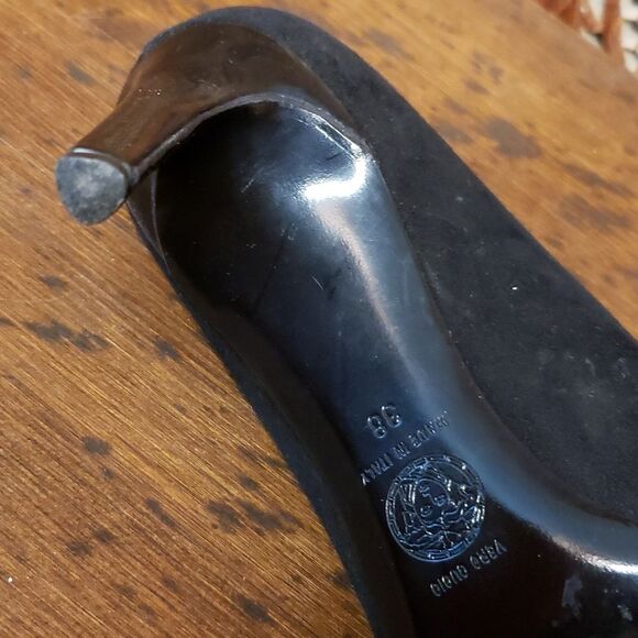 FREE SHIPPING! Vintage Versace black suede classic heels size 38 pointed toe - Picture 9 of 9